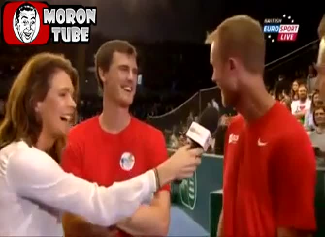 Video :Andy Murray's mouth opens a bit too rapidly